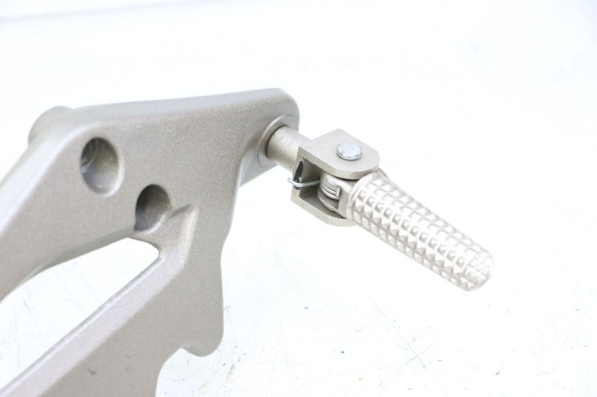 photo de PLATINE CALE PIED AVANT DROIT KIDEN KD125-G 125 (2018 - 2022) - Marquages et références