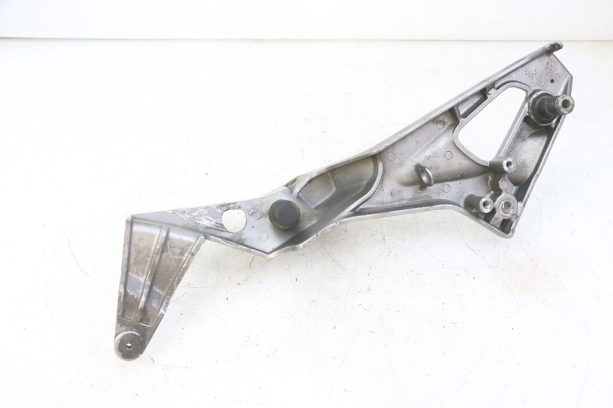 photo de PLATINE CALE PIED AVANT DROIT HONDA NTV DEAUVILLE ABS 700 (2007 - 2016) - Gros plan technique