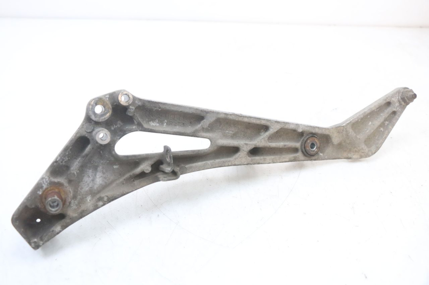 photo de PLATINE CALE PIED AVANT DROIT HONDA NTV DEAUVILLE 650 (1998 - 2001) - Gros plan technique