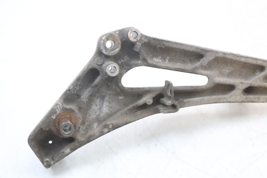 photo de PLATINE CALE PIED AVANT DROIT HONDA NTV DEAUVILLE 650 (1998 - 2001) - Vue d’ensemble