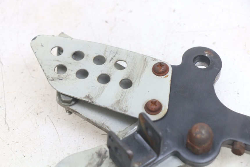 photo de PLATINE CALE PIED AVANT DROIT YAMASAKI ROADSTER 50 (2013 - 2018) - Détail de la pièce