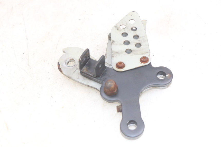 photo de PLATINE CALE PIED AVANT DROIT YAMASAKI ROADSTER 50 (2013 - 2018) - Gros plan technique