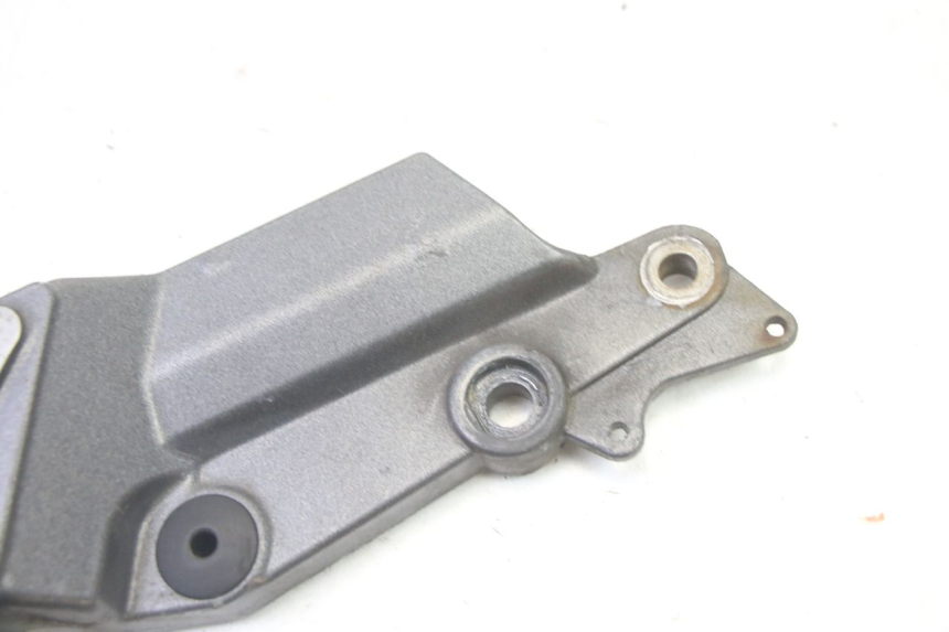 photo de PLATINE CALE PIED AVANT DROIT TRIUMPH SPRINT 900 (1995 - 1998) - Zoom état d’usage