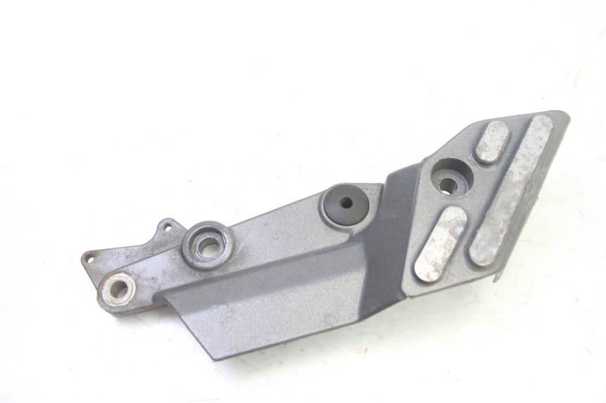 photo de PLATINE CALE PIED AVANT DROIT TRIUMPH SPRINT 900 (1995 - 1998) - Autre angle de vue