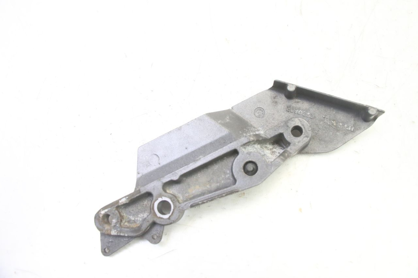 photo de PLATINE CALE PIED AVANT DROIT TRIUMPH SPRINT 900 (1995 - 1998) - Gros plan technique