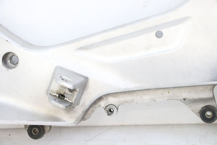 photo de PLATINE CALE PIED AVANT DROIT HONDA ST PAN EUROPEAN 1300 (2002 - 2013) - Détails caractéristiques