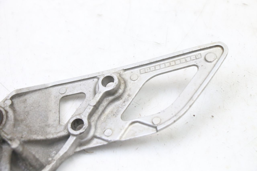 photo de PLATINE CALE PIED AVANT DROIT SUZUKI GSX F GSXF 650 (2007 - 2015) - Points de fixation