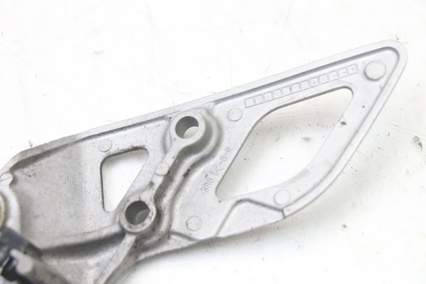 photo de PLATINE CALE PIED AVANT DROIT SUZUKI GSX F GSXF 650 (2007 - 2015) - Points de fixation
