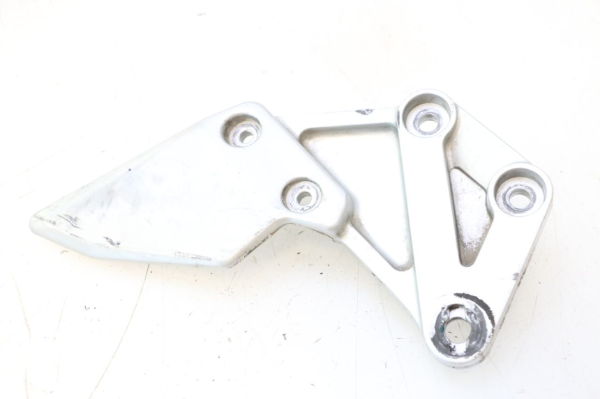 photo de PLATINE CALE PIED AVANT DROIT SUZUKI SV S 650 (2003 - 2009) - Points de fixation