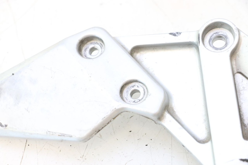 photo de PLATINE CALE PIED AVANT DROIT SUZUKI SV S 650 (2003 - 2009) - État de surface