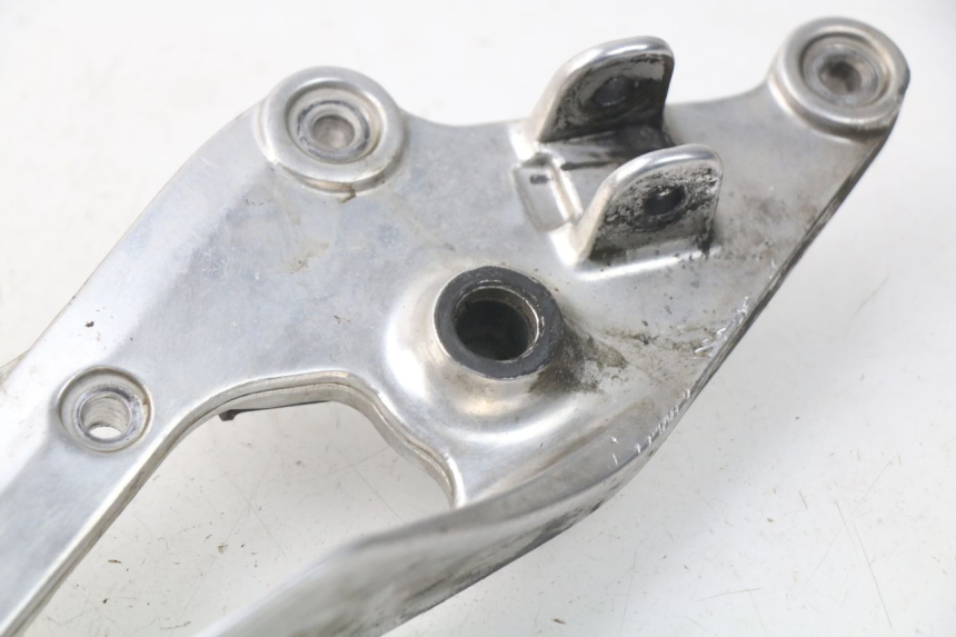 photo de PLATINE CALE PIED AVANT DROIT YAMAHA TDM ABS 900 (2002 - 2014) - Points de fixation