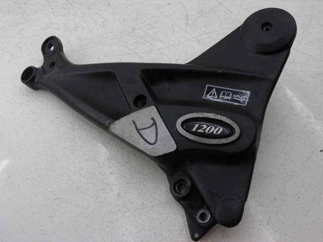 photo de PLATINE CALE PIED AVANT DROIT TRIUMPH TROPHY 1200 (1996 - 2003) - Vue principale