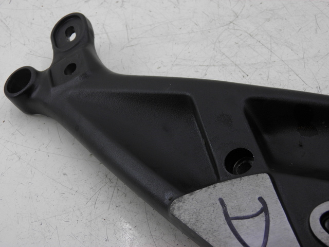 photo de PLATINE CALE PIED AVANT DROIT TRIUMPH TROPHY 1200 (1996 - 2003) - Zoom état d’usage