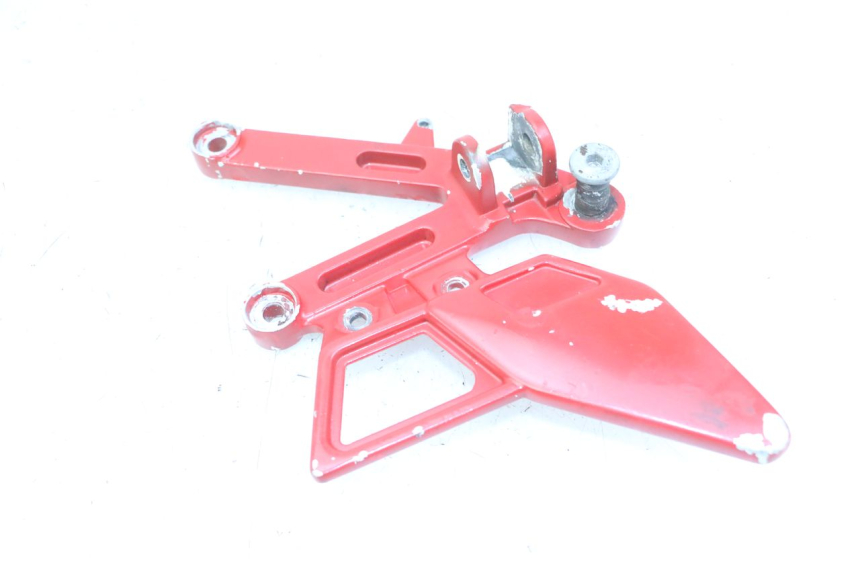 photo de PLATINE CALE PIED AVANT DROIT YAMAHA TZR 50 (2008 - 2016) - Vue d’ensemble