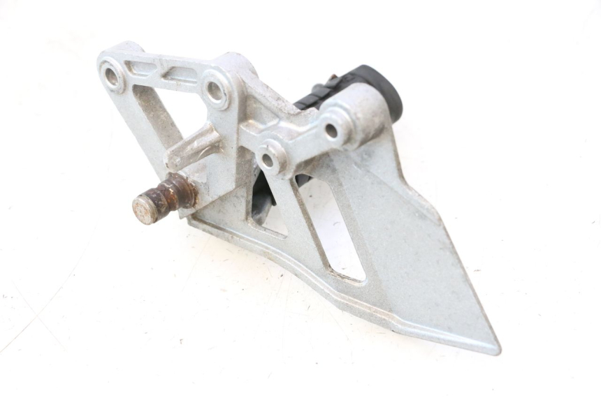 photo de PLATINE CALE PIED AVANT DROIT DAELIM VJ ROADWIN 125 (2004 - 2007) - Gros plan technique