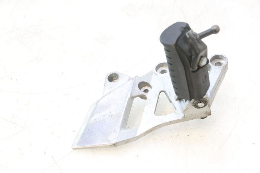 photo de PLATINE CALE PIED AVANT DROIT DAELIM VJ ROADWIN 125 (2004 - 2007) - Points de fixation
