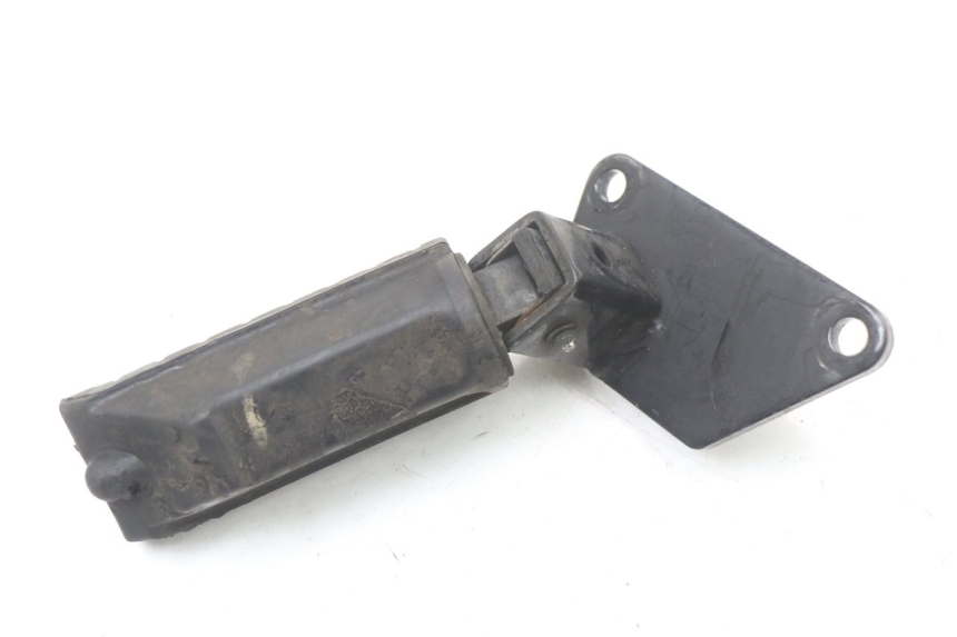 photo de Plaque de support du repose-pied avant droit SUZUKI VL INTRUDER 125 (2004 - 2007) - Gros plan technique