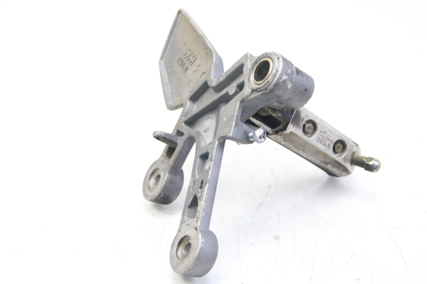 photo de PLATINE CALE PIED AVANT DROIT SYM WOLF SB 125 (2011 - 2018) - Détail de la pièce