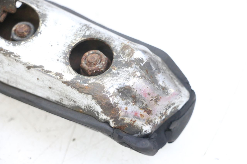 photo de PLATINE CALE PIED AVANT DROIT YAMAHA XJ F 900 (1983 - 1994) - Gros plan technique