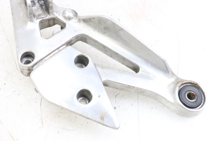 photo de PLATINE CALE PIED AVANT DROIT YAMAHA XJS DIVERSION 600 (1997 - 1999) - Détail de la pièce