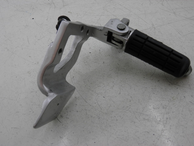 photo de PLATINE CALE PIED AVANT DROIT YAMAHA FJR 1300 (2004 - 2005) - Vue principale