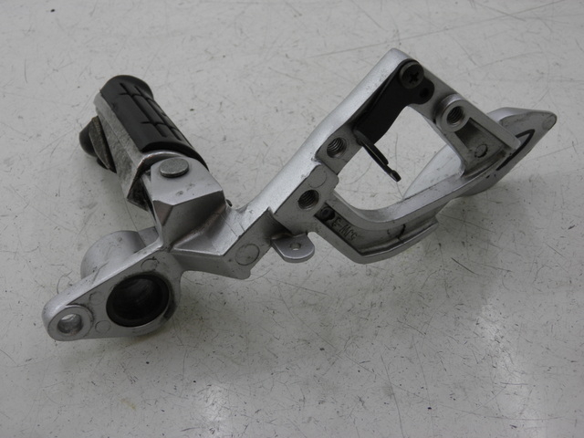 photo de PLATINE CALE PIED AVANT DROIT YAMAHA FJR 1300 (2004 - 2005) - Détail de la pièce