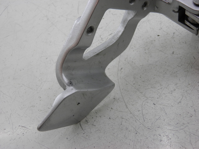 photo de PLATINE CALE PIED AVANT DROIT YAMAHA FJR 1300 (2004 - 2005) - Zoom état d’usage