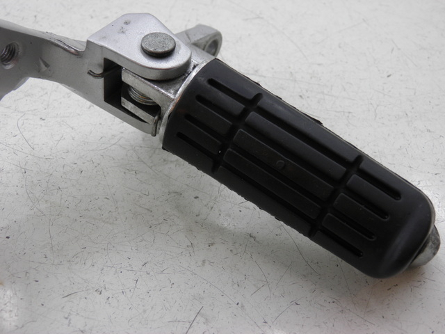 photo de PLATINE CALE PIED AVANT DROIT YAMAHA FJR 1300 (2004 - 2005) - Autre angle de vue