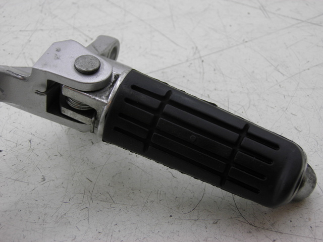 photo de PLATINE CALE PIED AVANT DROIT YAMAHA FJR 1300 (2004 - 2005) - Gros plan technique