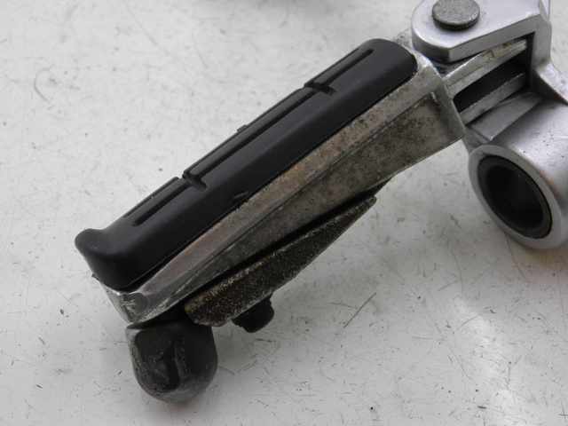 photo de PLATINE CALE PIED AVANT DROIT YAMAHA FJR 1300 (2004 - 2005) - Vue d’ensemble