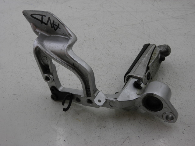 photo de PLATINE CALE PIED AVANT DROIT YAMAHA FJR 1300 (2004 - 2005) - Points de fixation