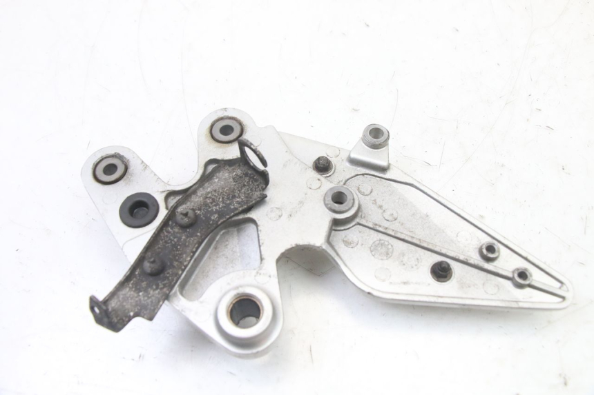 photo de PLATINE CALE PIED AVANT DROIT YAMAHA FZ6 FAZER S2 600 (2007 - 2011) - Gros plan technique