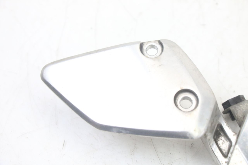 photo de PLATINE CALE PIED AVANT DROIT YAMAHA FZS FAZER 600 (2001 - 2003) - Détail de la pièce