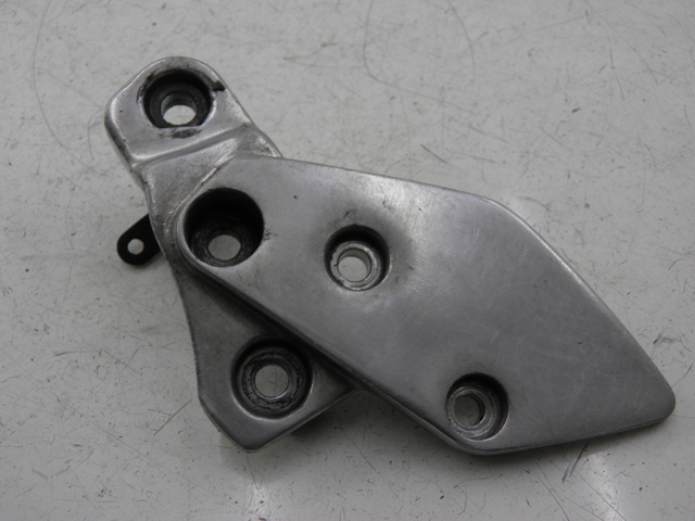 photo de PLATINE CALE PIED AVANT DROIT YAMAHA XJR 1300 (1998 - 2002) - Vue principale