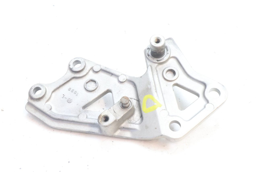photo de PLATINE CALE PIED AVANT DROIT KAWASAKI ZZR 600 (1995 - 2004) - Gros plan technique