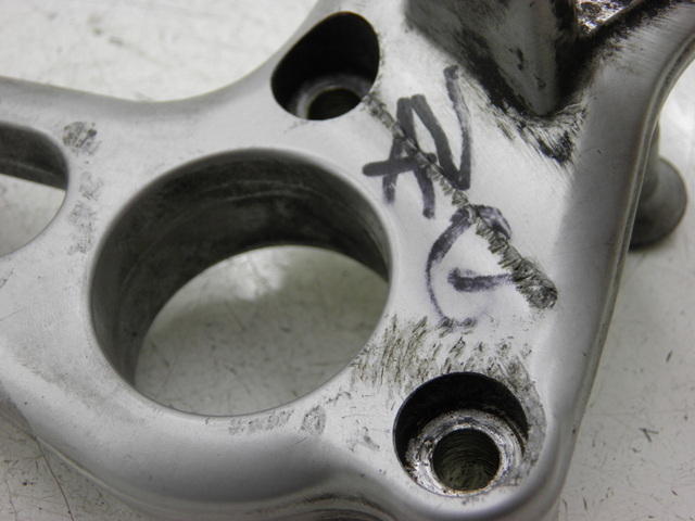 photo de PLATINE CALE PIED AVANT GAUCHE BMW R RS 1150 (2001 - 2005) - Zoom état d’usage