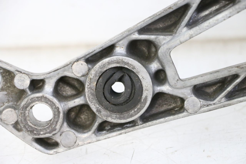 photo de PLATINE CALE PIED AVANT GAUCHE YAMAHA FJ 36Y 1100 (1984 - 1985) - Détail de la pièce