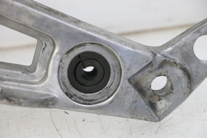 photo de PLATINE CALE PIED AVANT GAUCHE YAMAHA FJ 36Y 1100 (1984 - 1985) - Détails caractéristiques
