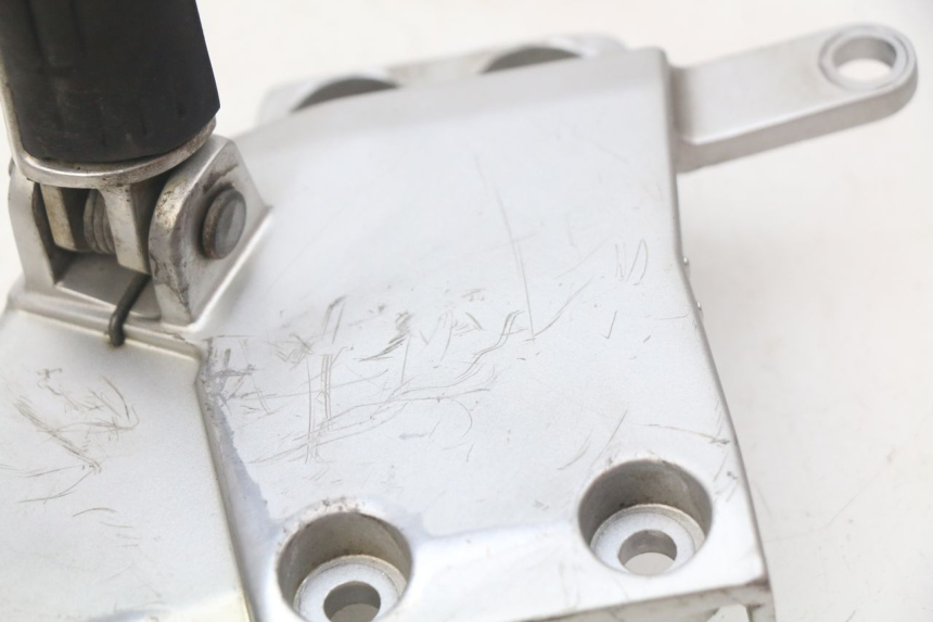 photo de PLATINE CALE PIED AVANT GAUCHE YAMAHA FJR ABS 1300 (2006 - 2012) - Zoom état d’usage