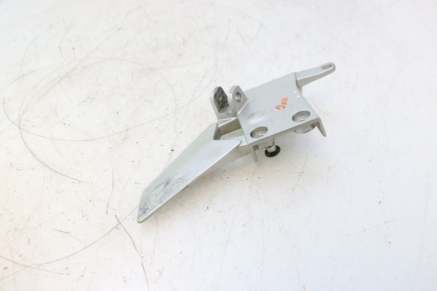 photo de PLATINE CALE PIED AVANT GAUCHE YAMAHA FJR 1300 (2001 - 2005) - Gros plan technique