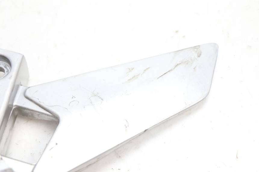 photo de PLATINE CALE PIED AVANT GAUCHE YAMAHA FJR 1300 (2001 - 2005) - Détail de la pièce