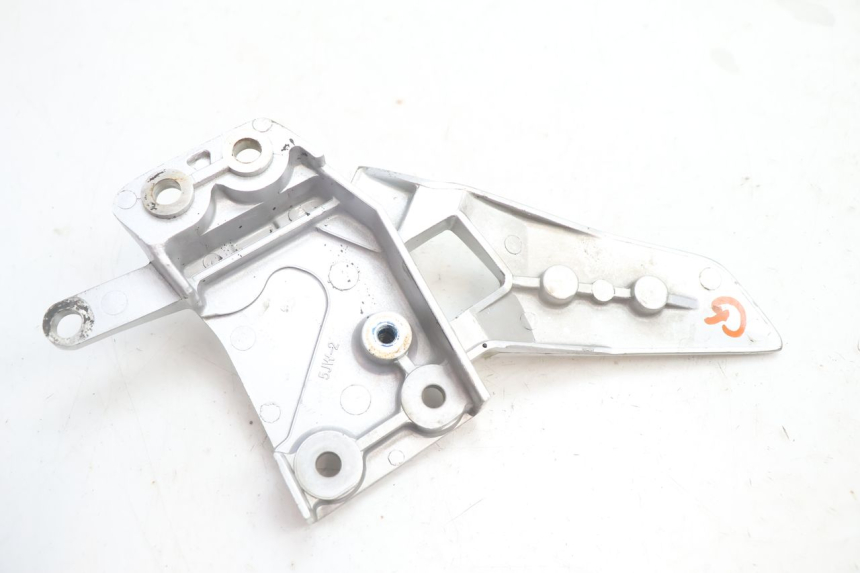 photo de PLATINE CALE PIED AVANT GAUCHE YAMAHA FJR 1300 (2001 - 2005) - Gros plan technique
