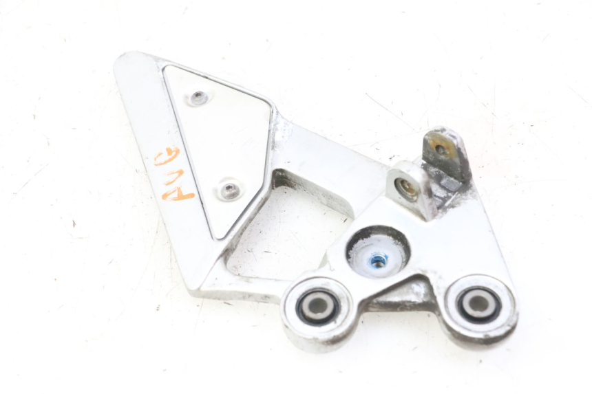 photo de PLATINE CALE PIED AVANT GAUCHE YAMAHA FZ6 FAZER S2 600 (2007 - 2011) - Gros plan technique