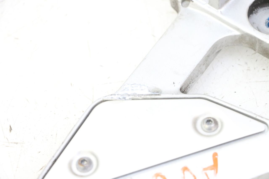 photo de PLATINE CALE PIED AVANT GAUCHE YAMAHA FZ6 FAZER S2 600 (2007 - 2011) - Points de fixation