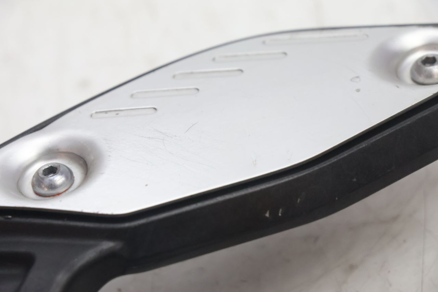 photo de PLATINE CALE PIED AVANT GAUCHE YAMAHA FZ8 800 (2010 - 2016) - Autre angle de vue