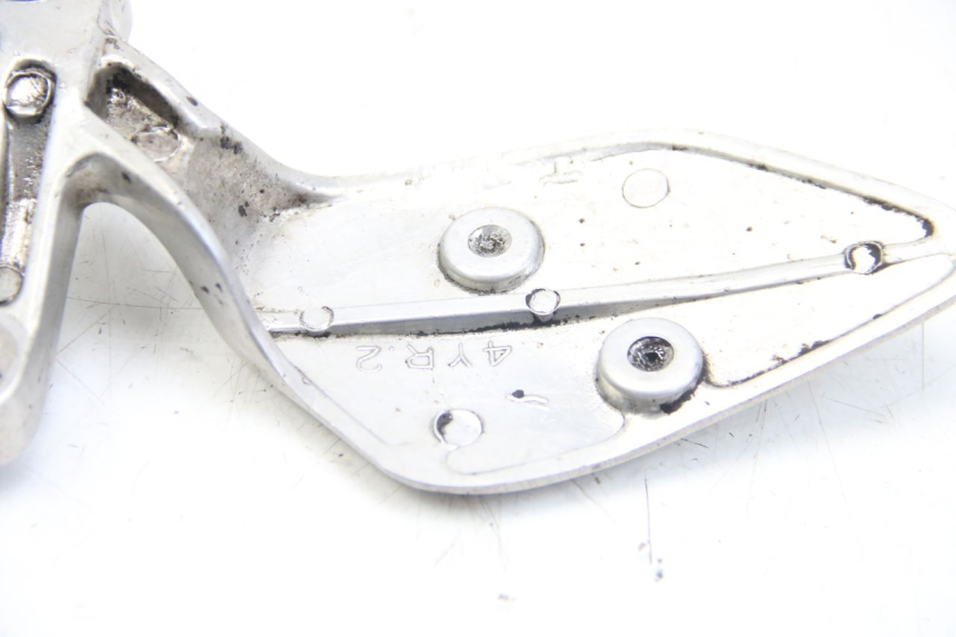 photo de PLATINE CALE PIED AVANT GAUCHE YAMAHA FZS FAZER 600 (2001 - 2003) - Détail de la pièce