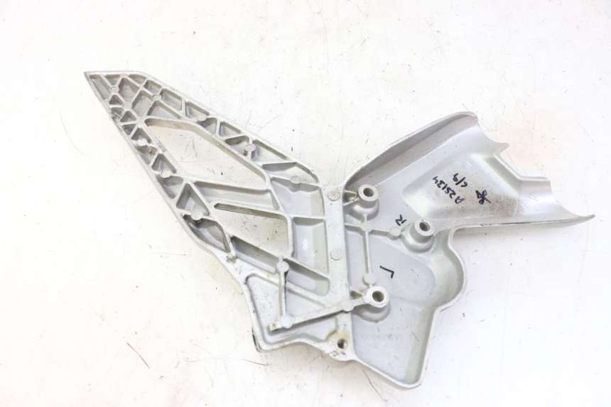 photo de PLATINE CALE PIED AVANT GAUCHE BMW G310 R 310 (2016 - 2020) - Détail de la pièce