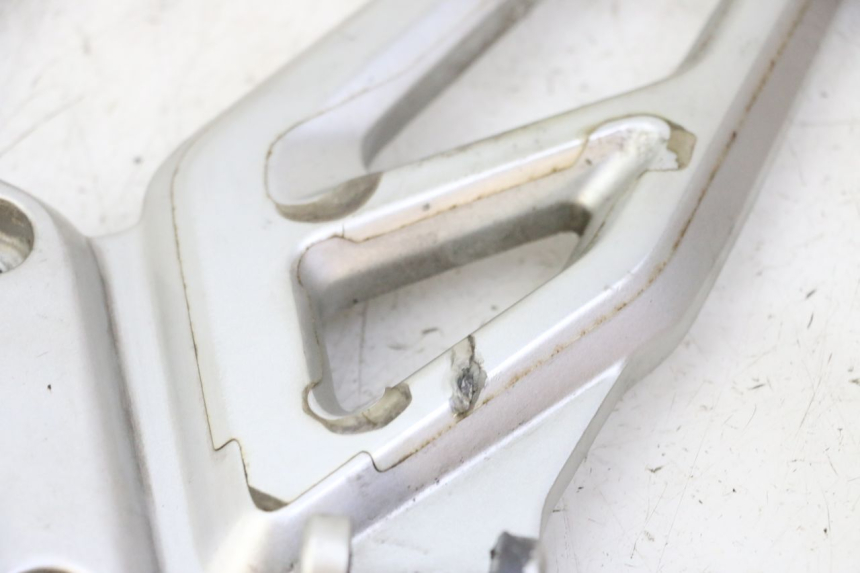 photo de PLATINE CALE PIED AVANT GAUCHE BMW G310 R 310 (2016 - 2020) - Gros plan technique
