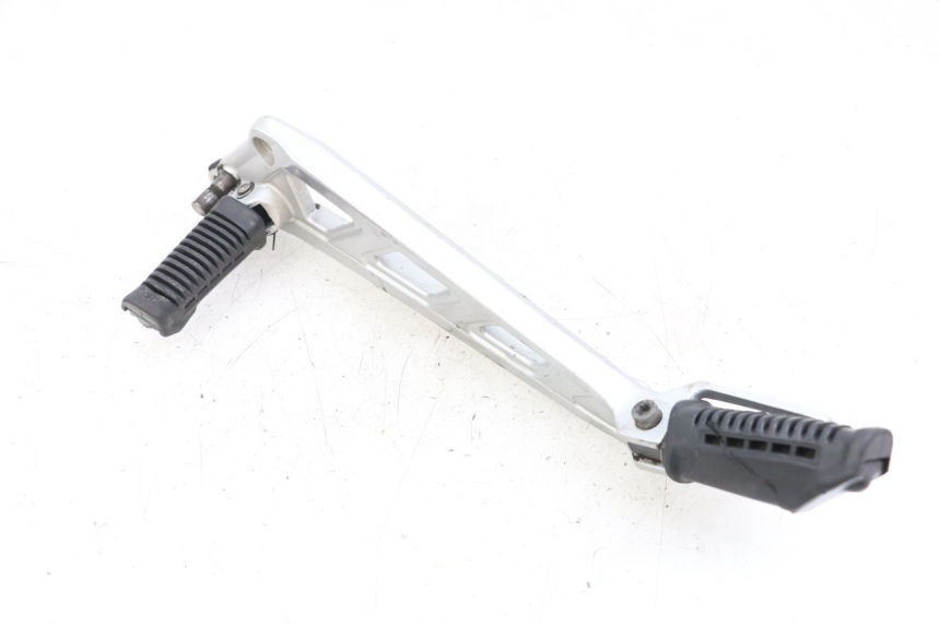 photo de PLATINE CALE PIED AVANT GAUCHE HYOSUNG GF 125 (2001 - 2005) - Détail de la pièce