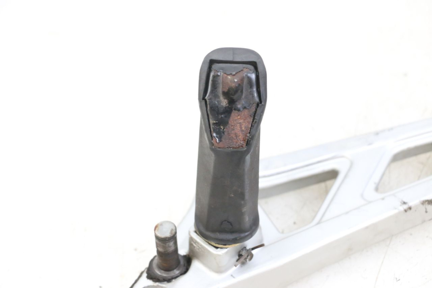 photo de PLATINE CALE PIED AVANT GAUCHE HYOSUNG GF 125 (2001 - 2005) - Zoom état d’usage